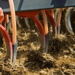 تاثیر شیوه‌های خاک‌ورزی بر ویژگی‌های خاک و عملکرد محصولات